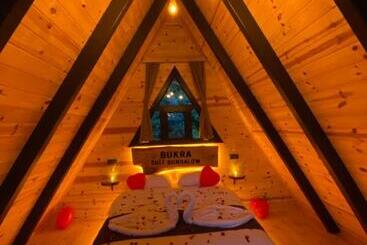 تختخواب و صبحانه Bukrasuitbungalow