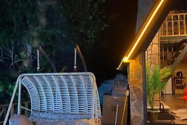تختخواب و صبحانه Bukrasuitbungalow