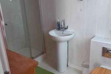تختخواب و صبحانه Eco House Beautiful Ensuite Room