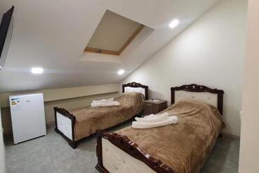 تختخواب و صبحانه Kumayri Inn