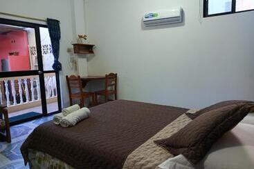 هتل Hostal Los Cactus