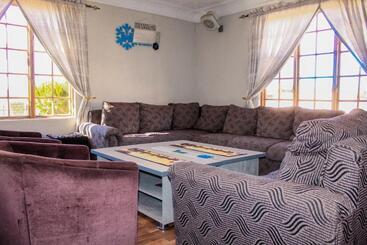 هتل Motherland Guest House