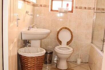 هتل Motherland Guest House