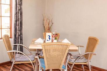 هتل Motherland Guest House
