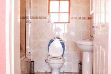 هتل Motherland Guest House