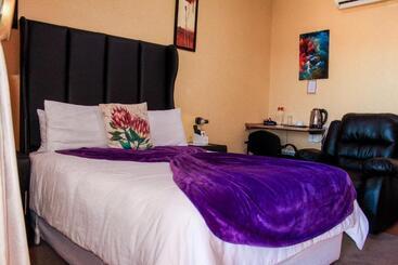 هتل Motherland Guest House