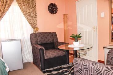 هتل Motherland Guest House