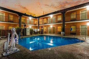 هتل Quality Inn Downtown