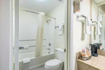 هتل Quality Inn Downtown