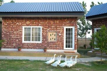 هتل Rustic Roots Farm Stay