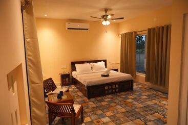هتل Rustic Roots Farm Stay