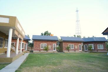 هتل Rustic Roots Farm Stay