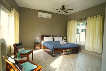 هتل Rustic Roots Farm Stay