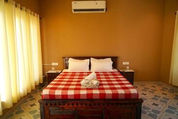 هتل Rustic Roots Farm Stay