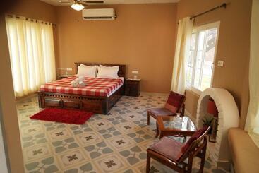 هتل Rustic Roots Farm Stay