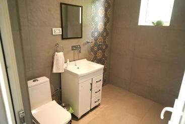 هتل Rustic Roots Farm Stay