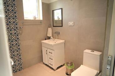 هتل Rustic Roots Farm Stay