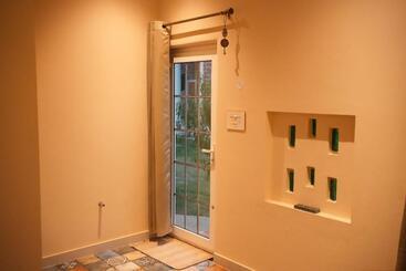 هتل Rustic Roots Farm Stay