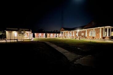 هتل Rustic Roots Farm Stay
