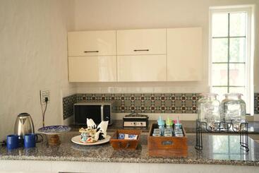 هتل Rustic Roots Farm Stay