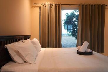هتل Rustic Roots Farm Stay