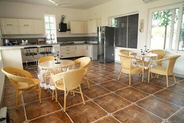 هتل Rustic Roots Farm Stay