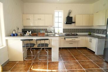 هتل Rustic Roots Farm Stay