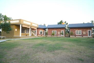 هتل Rustic Roots Farm Stay