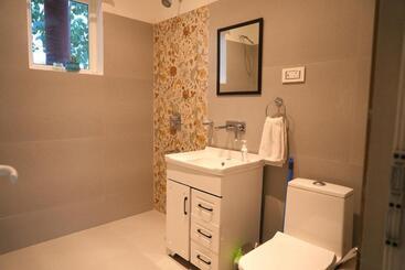 هتل Rustic Roots Farm Stay