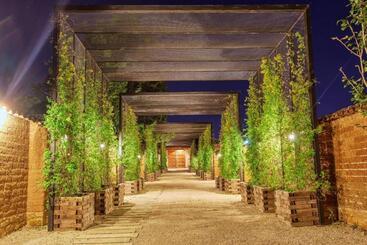 هتل Uvence Garden