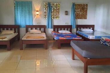펜션 Arnata Guest House & Pasraman Yoga Lokanata