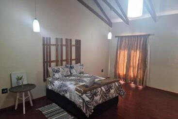 פנסיון Imvunge Villa & Venue