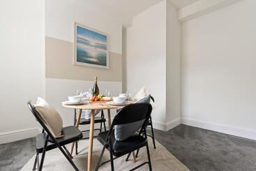 پانسیون Suite #4   Central Location   Private Ensuite, Smart Tv, Fast Wifi And Free Parking   By Yoko Proper