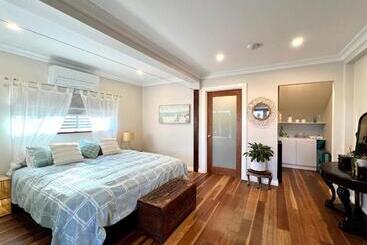 Bed and Breakfast Beachfront Surfers Retreat