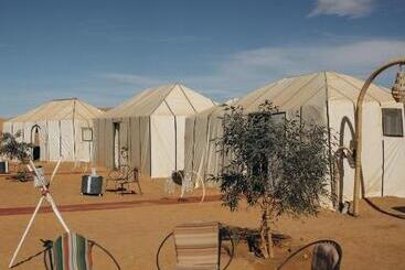 هتل East Desert & Luxury Camp