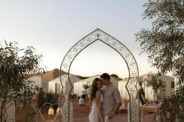 هتل East Desert & Luxury Camp