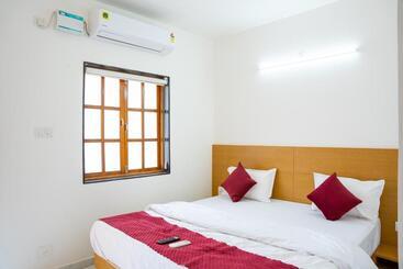 בית מלון כפרי Pednekar Plaza Inn