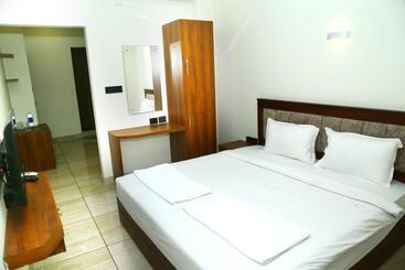 هتل West Gate Airport Residency