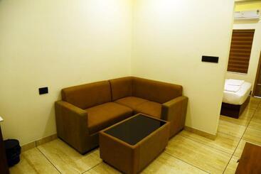 هتل West Gate Airport Residency
