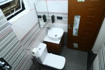 هتل West Gate Airport Residency
