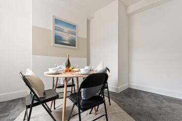 پانسیون Suite #1   Central Location   Private Ensuite, Smart Tv, Fast Wifi And Free Parking   By Yoko Proper
