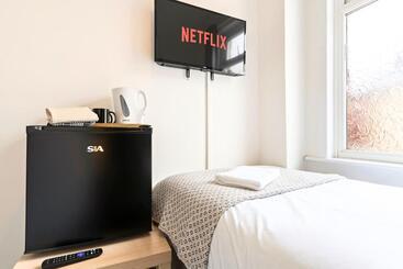 پانسیون Suite #2 Central Location Private Ensuite, Smart Tv, Fast Wifi And Free Parking By Yoko Proper