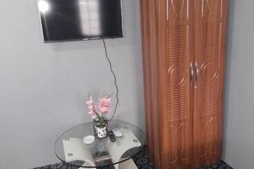 تختخواب و صبحانه Home Away From Home