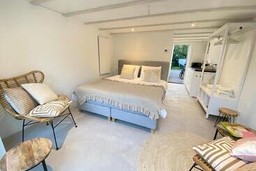 تختخواب و صبحانه Tranquil Guest House