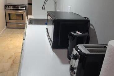 پانسیون Cozy Room Basement With Separate Entrance