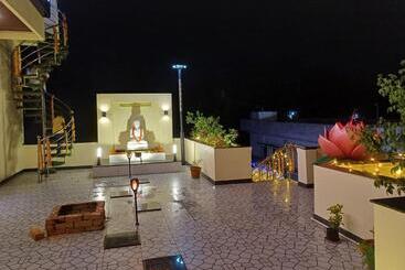 پانسیون Vanaway Resort