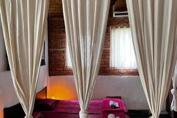 استراحتگاه Satori Wellness Cottages I Yoga Retreat, Sauna, Holistic Therapies & More