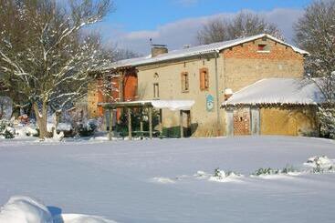 تختخواب و صبحانه La Ferme Du Bascou