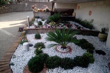 تختخواب و صبحانه Sweet Home