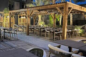 هتل Hôtel Le Relais Des Brasseurs   Aubagne